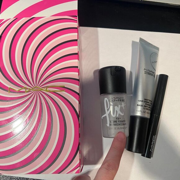 MAC Cosmetic Tricks of the Trade Kit brand new in box (primer, lip primer, fix+) - Picture 4 of 9